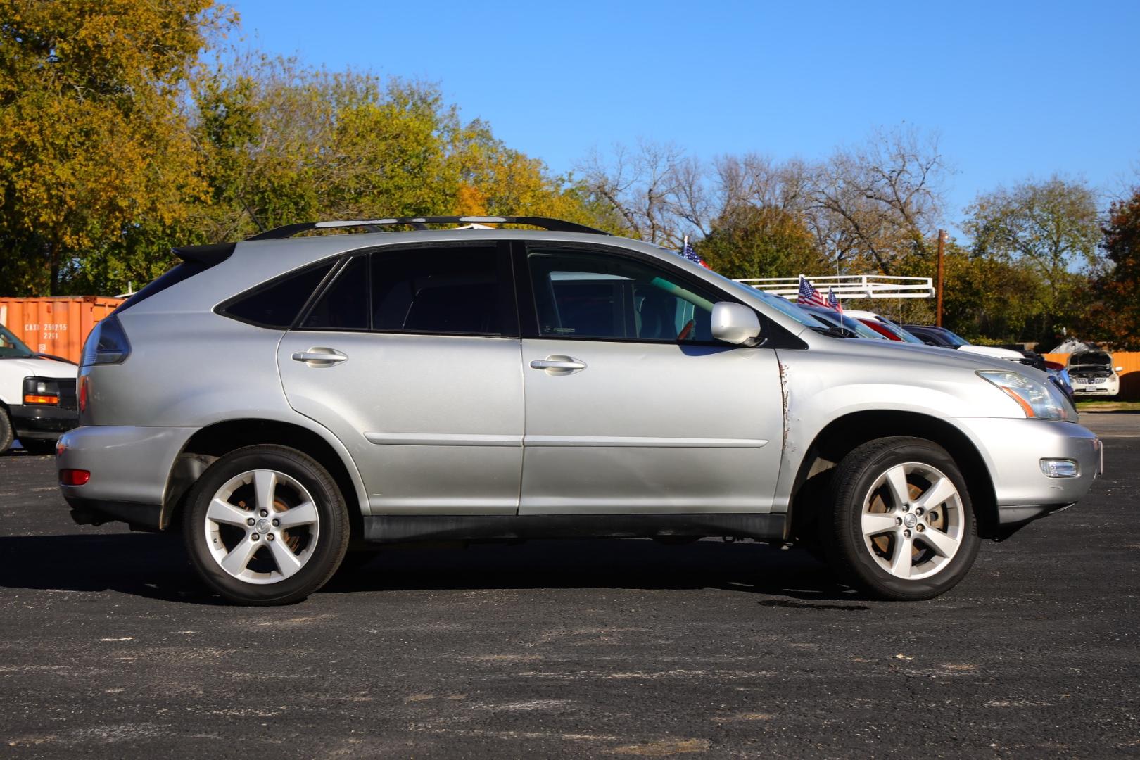 2004 SILVER LEXUS RX 330 2WD (JTJGA31UX40) with an 3.3L V6 DOHC 24V engine, 5-SPEED AUTOMATIC transmission, located at 420 E. Kingsbury St., Seguin, TX, 78155, (830) 401-0495, 29.581060, -97.961647 - Photo#3